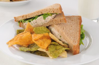 ton balıklı sandviç kepekli ekmek üzerinde