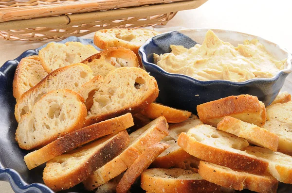 Hummus and mini toasts — Stock Photo, Image