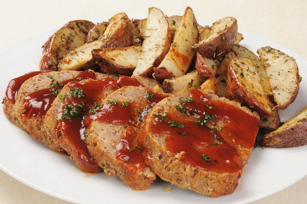 Pão de carne e batatas — Fotografia de Stock