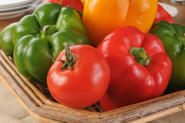 Koš barevné zeleniny — Stock fotografie