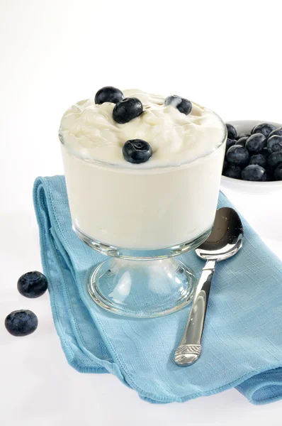 Йогурт со свежей черникой — стоковое фото