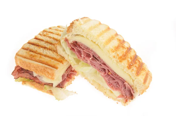 Στη σχάρα βόειο κρέας ψητό και τυρί panini ή σάντουιτς — Φωτογραφία Αρχείου