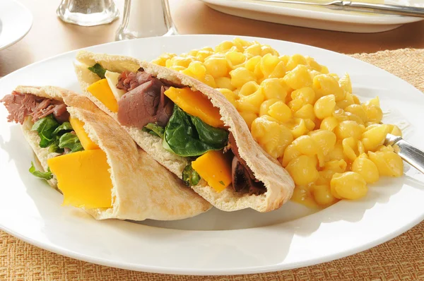 Pita sandwiches and macaroni and cheese — Stock Photo, Image