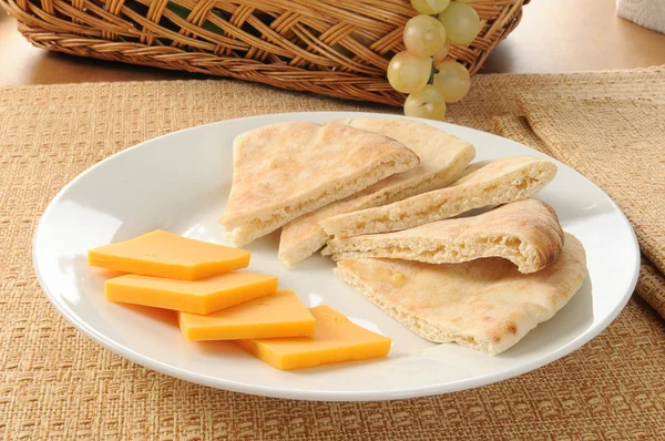 Pita kenyeret és sajtot — Stock Fotó