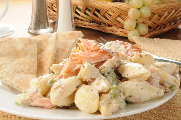 Salada de salmão e cunhas de pita — Fotografia de Stock