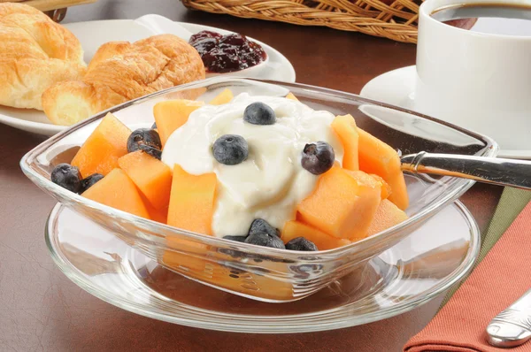 Cantaloupemelon med yoghurt — Stockfoto