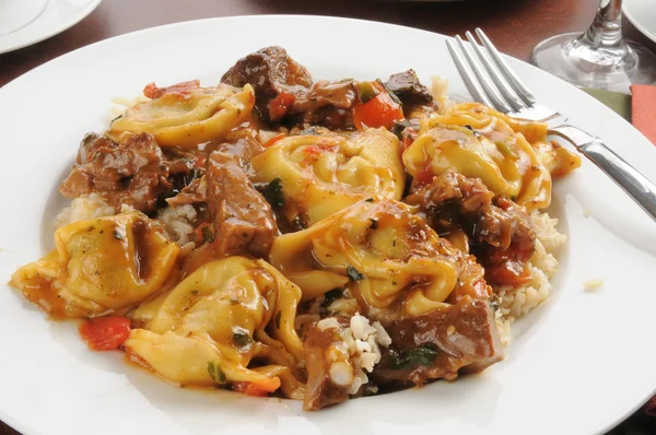Braised beef tips with tortellini — Stock Photo, Image