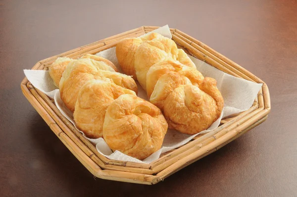 Mandje van croissants — Stockfoto
