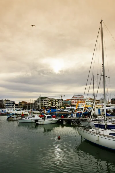 Riccione limandaki tekneleri — Stok fotoğraf
