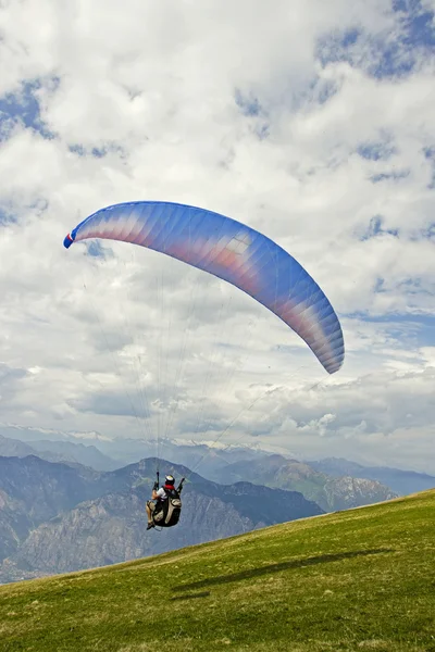 Paralotniarstwo na górze — Zdjęcie stockowe