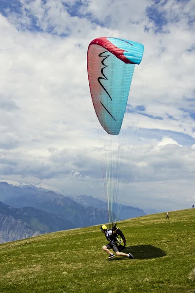 Paralotniarstwo na Monte baldo, verona, Włochy — Zdjęcie stockowe