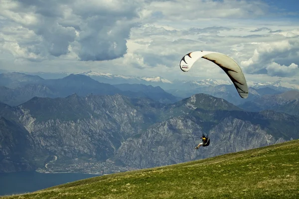 Paragliding na mount baldo — Stock fotografie