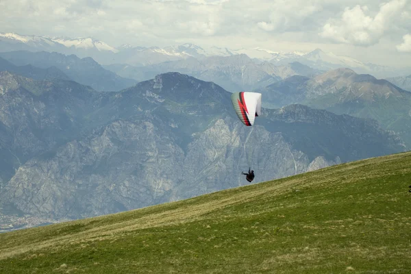 Yamaç paraşütü mount baldo, verona, İtalya — Stok fotoğraf