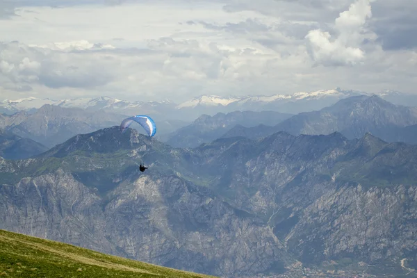 Paragliding on Mount Baldo — Stock Photo, Image