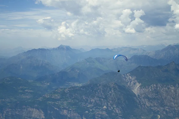 Paragliden op de berg — Stockfoto