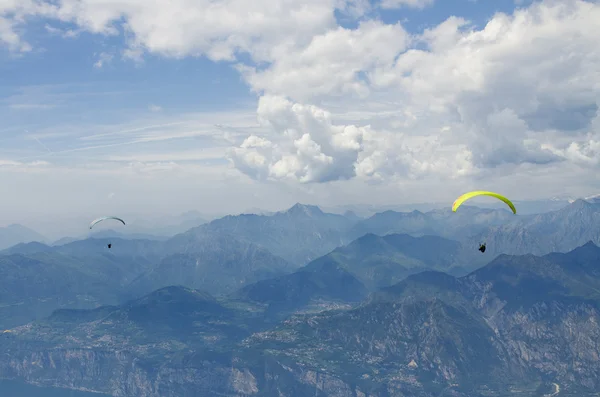 Paragliden op de berg — Stockfoto