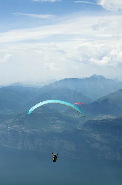 Paragliding op mount baldo — Stockfoto