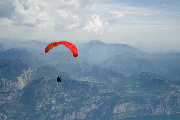 Paralotniarstwo na Monte baldo, verona, Włochy — Zdjęcie stockowe