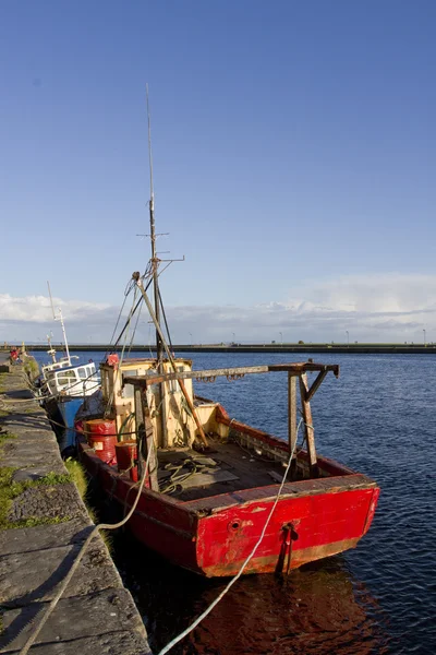 Båt på port av galway, Irland — Stockfoto
