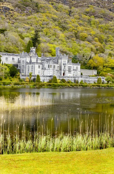 Abbaye de Kylemore dans les montagnes du Connemara — Photo