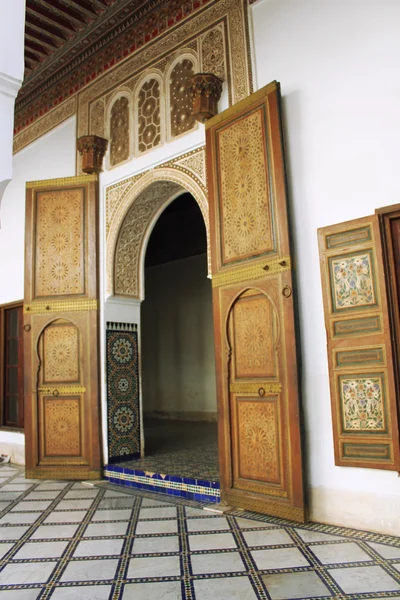 Orientalne drewniane drzwi w pałacu bahia — Zdjęcie stockowe
