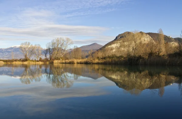 Reflejado en el lago — Foto de Stock