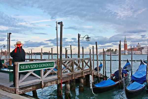 Dienst gondels in Venetië — Stockfoto