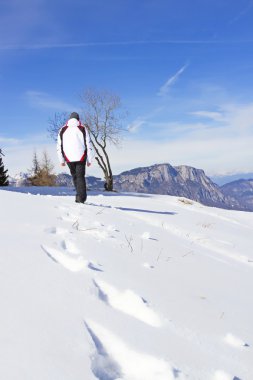 Karda yürüyen adam