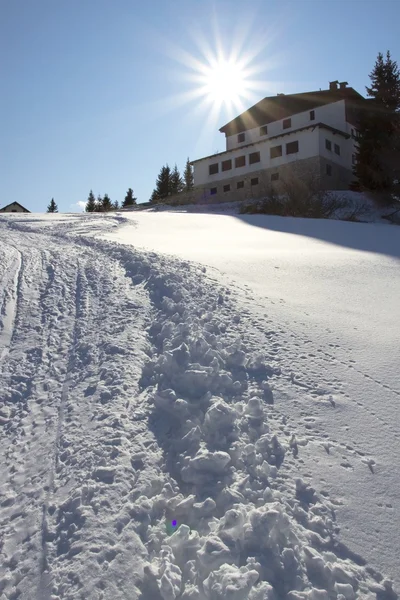 Silhouette di un uomo che cammina sulla neve — Foto Stock