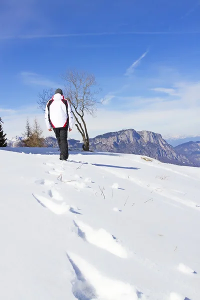 Homme marchant sur la neige — Photo