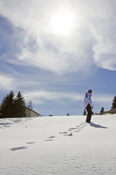 Karda yürüyen adam — Stok fotoğraf