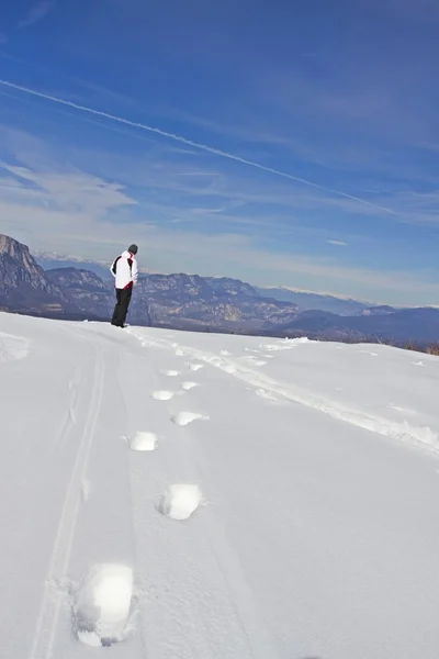 Homem andando sobre a neve — Fotografia de Stock