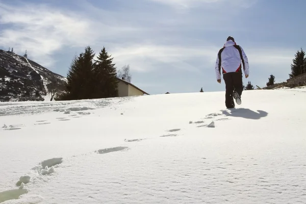 Człowiek chodzący po śniegu — Zdjęcie stockowe