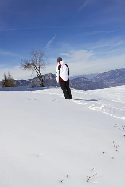 Mann läuft im Schnee — Stockfoto