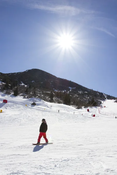 Ragazzo con snowboard nella neve — Foto Stock