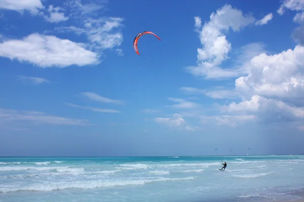 Kitesurf desporto aquático — Fotografia de Stock