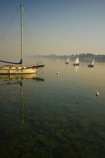 湖中的小船 — 图库照片