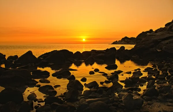 Silhuett av klipporna vid solnedgången — Stockfoto