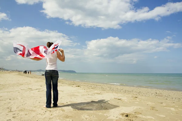 Dívka na pláži s britskou vlajkou — Stock fotografie