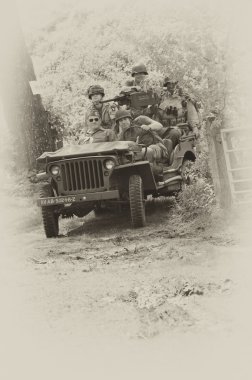 WW2 Amerikan jeep askerler ile