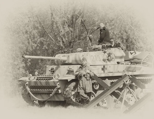 Soldats allemands de la Seconde Guerre mondiale et char Tigre — Photo