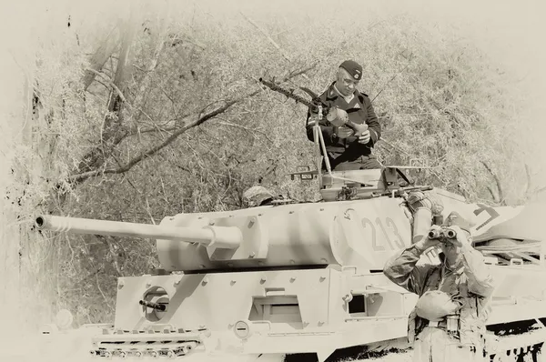 WW2 soldados del ejército alemán y tanque de Tigre — Foto de Stock