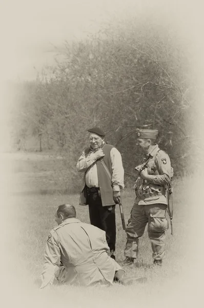 Soldados dos EUA WW2 com combatente de resistência francesa — Fotografia de Stock