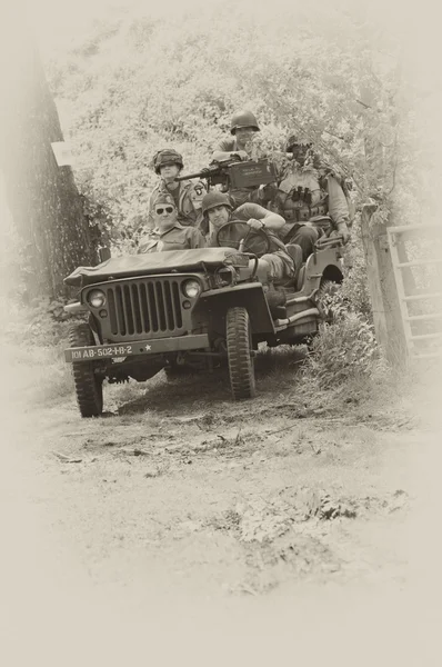 Jipe americano WW2 com soldados — Fotografia de Stock