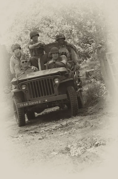 WW2 Jeep americano con soldados — Foto de Stock