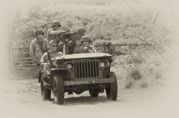 WW2 Jeep americana con soldati — Foto Stock