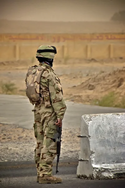 Солдат в Іраку — стокове фото