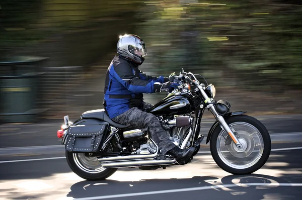 Motociclista em velocidade — Fotografia de Stock