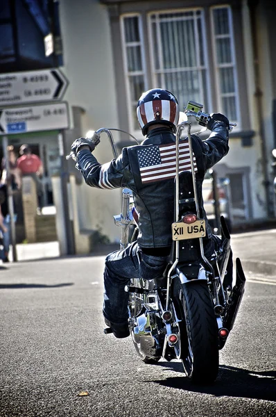 Motociclista con bandiera USA — Foto Stock
