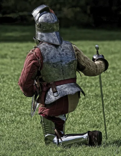 Diz çökmüş knight — Stok fotoğraf